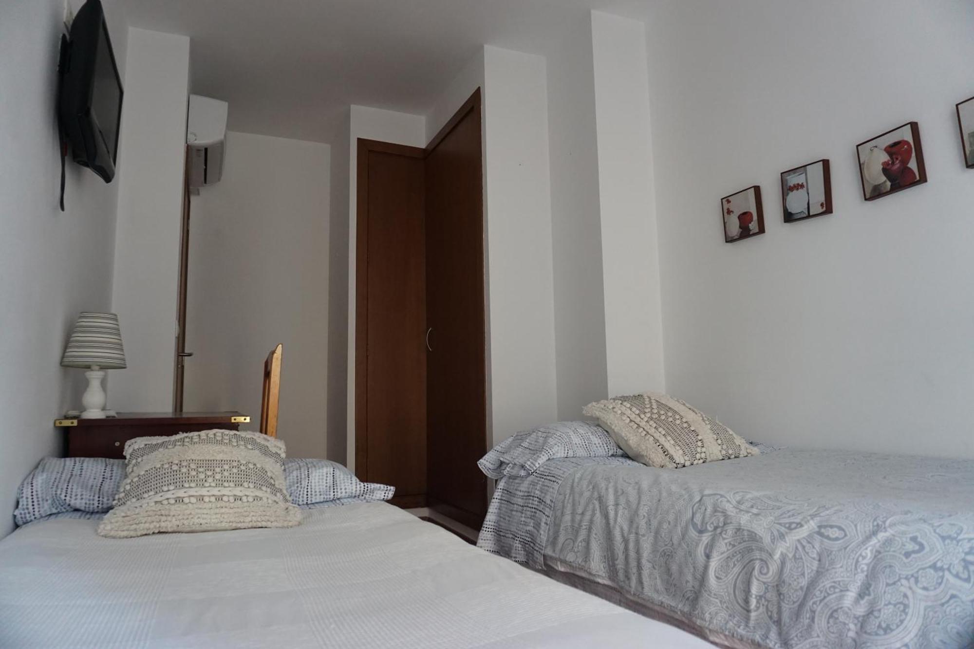 La Korolada Guesthouse อาลิกันเต ภายนอก รูปภาพ